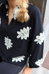 MEG LS VNECK BLOUSE - BLACK CREME LEAF