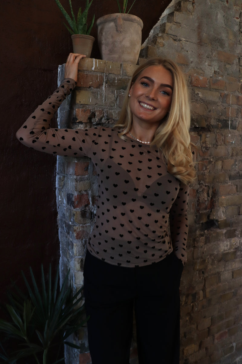 MESH LS TSHIRT - SAND BLACK FLOCK HEART